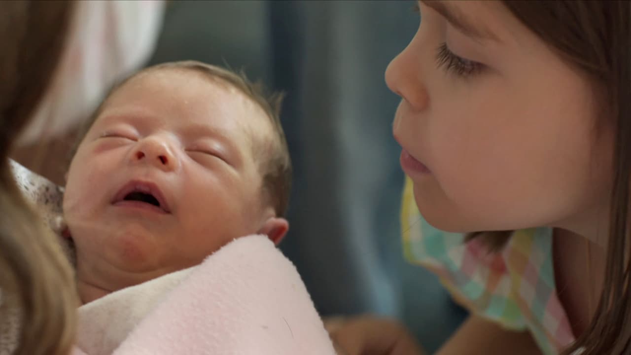 María conoce a su hermanita