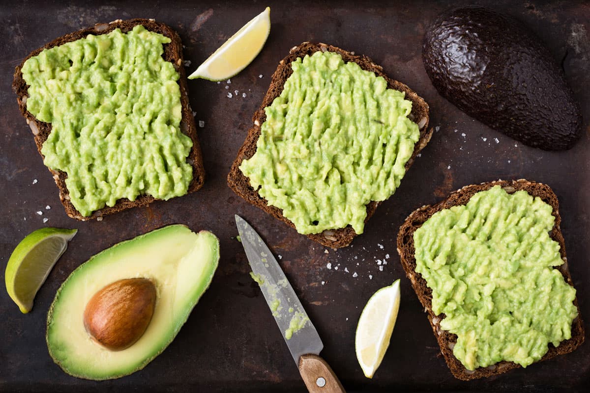 Para tener un buen desayuno puedes incluir la mitad de un aguacate maduro en un pedazo de pan integral.