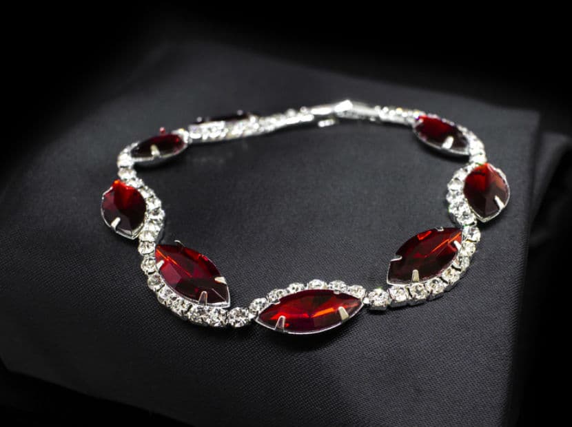Cáncer usar una pulsera de rubíes en el tobillo izquierdo te protegerá contra la envidia y seguirás siendo la mujer sexy de la que se enamoró tu esposo.