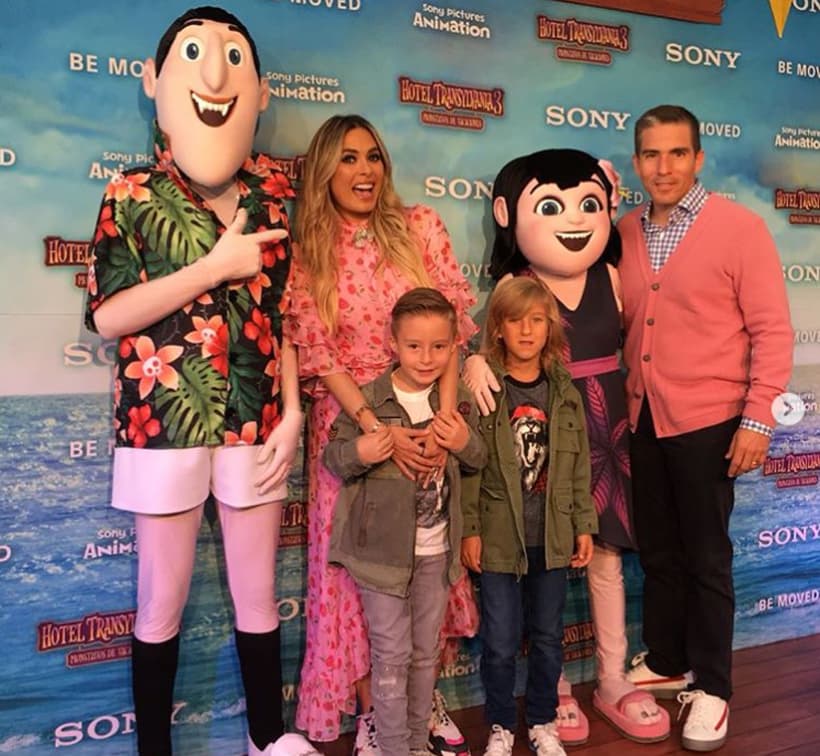 En ‘Hotel Transylvania 3’, Galilea prestó su voz a uno de los personajes principales, por ello desfiló en la alfombra roja en compañía de su familia en julio de 2018.