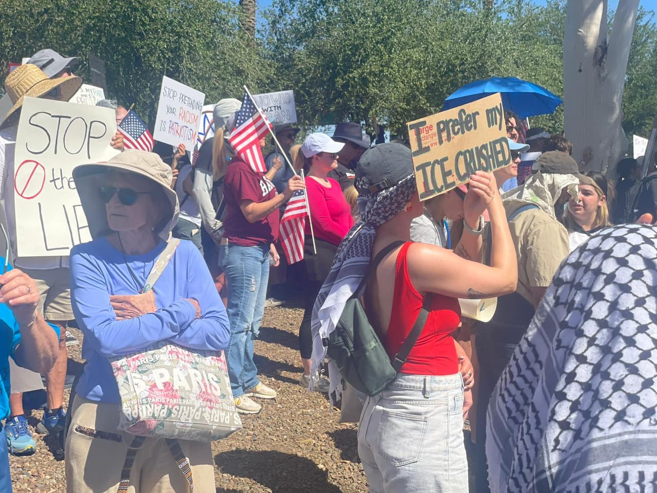 Imágenes de la protesta ‘No Kings’ en el Capitolio estatal de Arizona