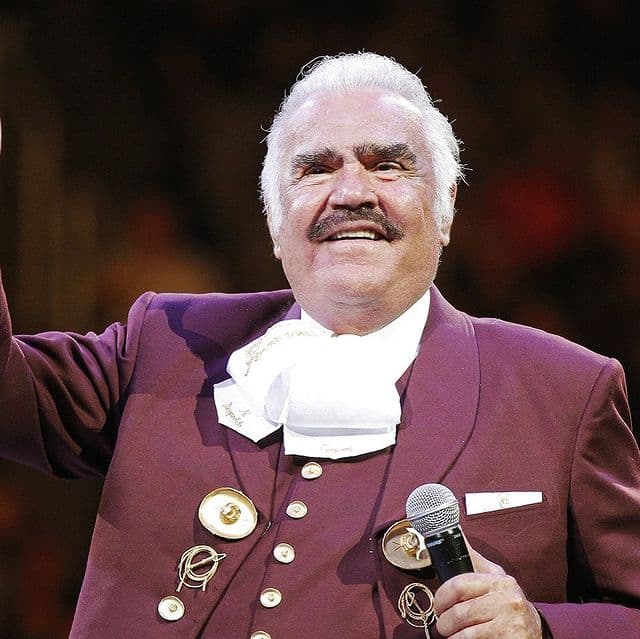 Vicente Fernández sigue en terapia intensiva, con movilidad ausente y una discreta mejoría