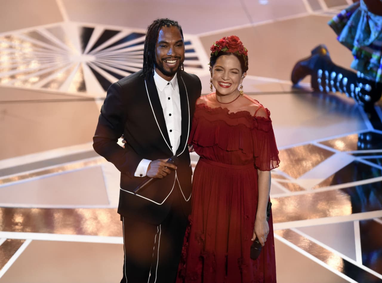Luz y sombra durante el performance de 'Recuérdame' en la ceremonia del Óscar