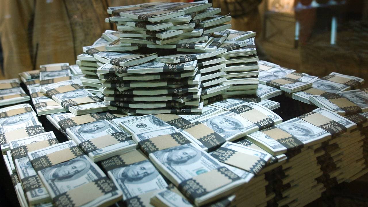 Mujer se refugia en la lotería tras la muerte de su esposo y gana millonario premio