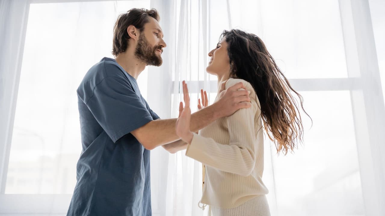 Pareja peleando