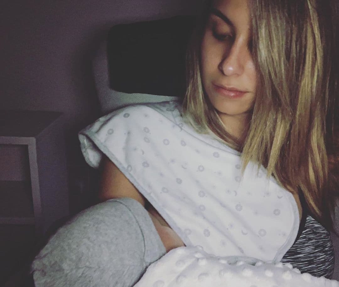La conductora hizo público su apoyo por la lactancia materna y en julio de 2019 compartió una fotografía mientras alimentaba a Rocco con una poderosa reflexión sobre las mujeres. “Si tienes una madre hónrala, si tienes una hermana respétala, a la madre de tus hijos amála (...) Hoy pensaba todo eso mientras amamantaba a mi hijo varón. Dentro de todas las cosas que le quiero enseñar, esta es una de las más importantes”, contó.