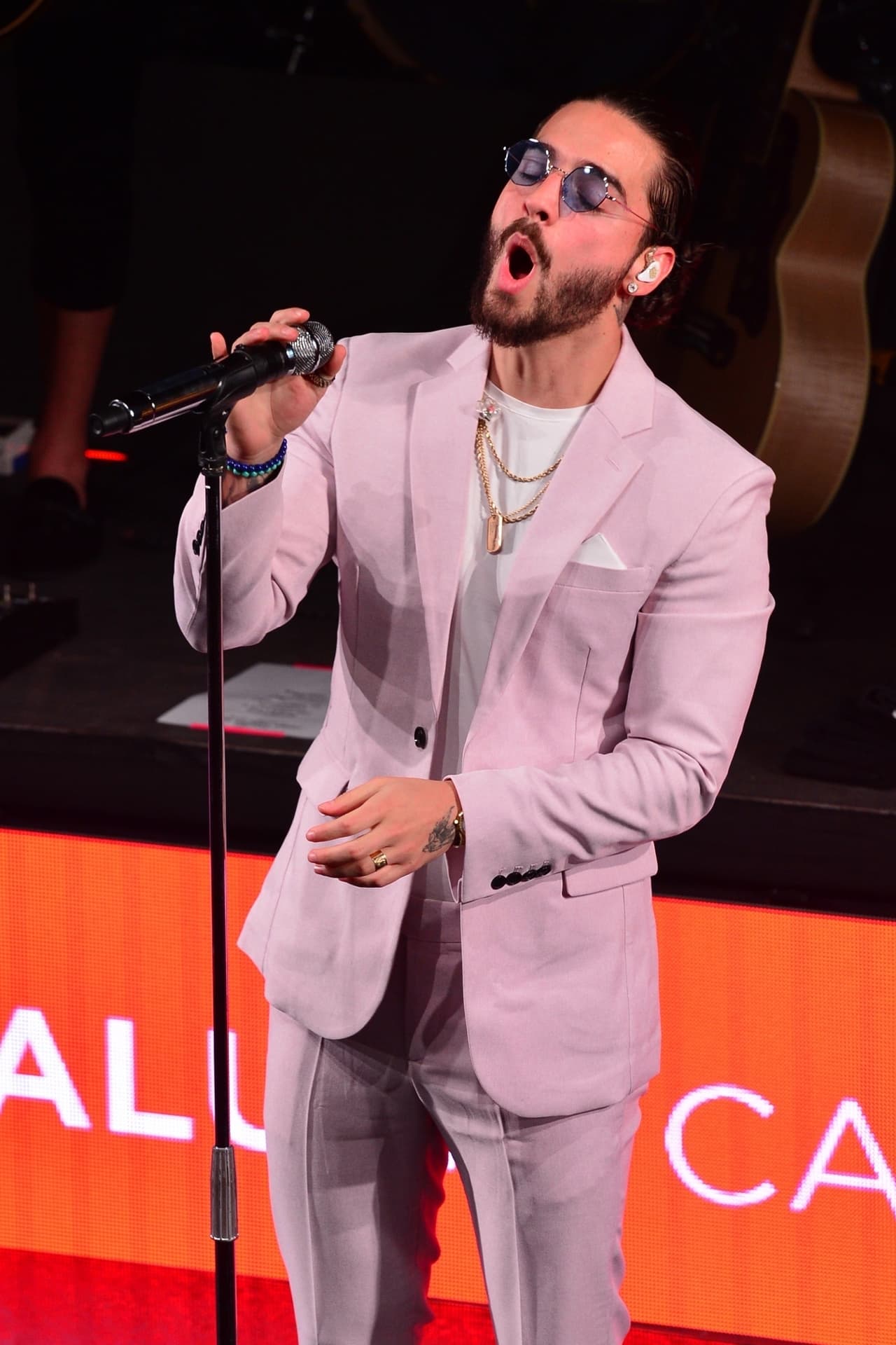 Maluma canta acerca de la unión entre países, desde Colombia hasta Rusia, por un motivo: la afición al deporte y la celebración.