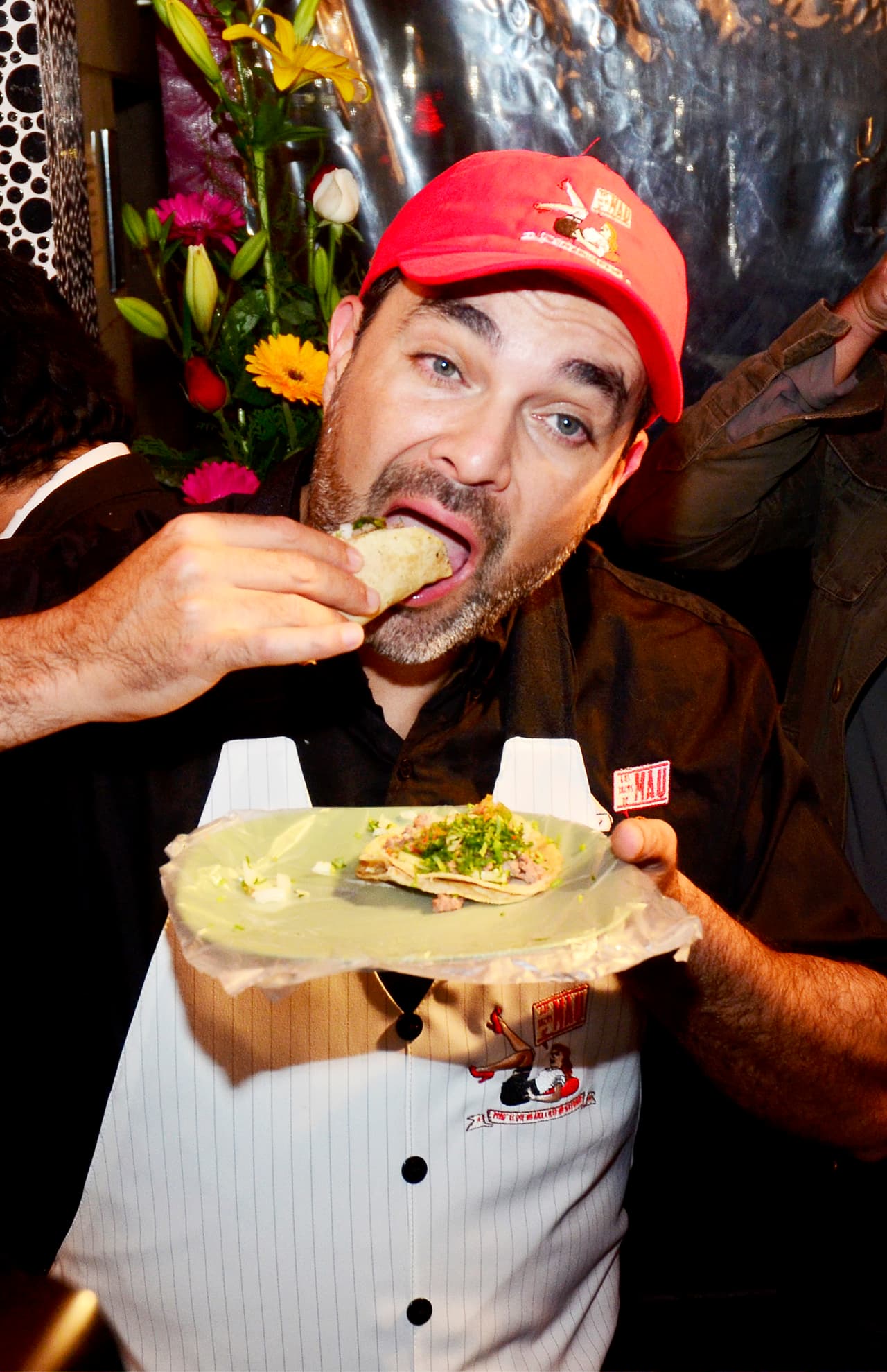 Mauricio Islas. En 2011 el actor fue captado en la colonia Condesa degustando unos deliciosos tacos.
