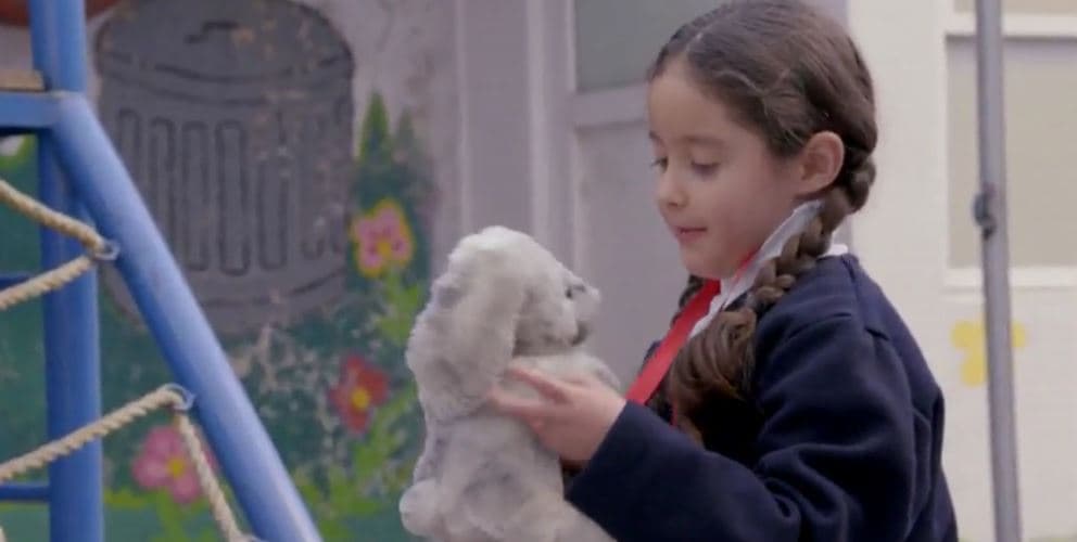 La contagia de piojos regalándole un peluche