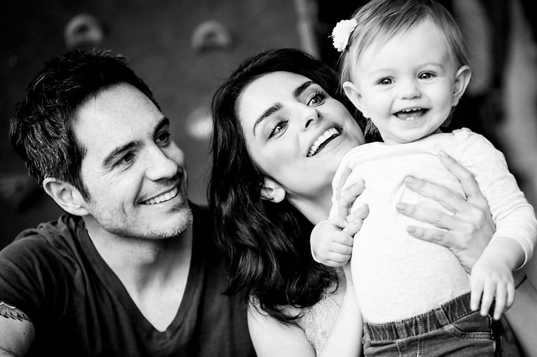 Kailani, la hija de Aislinn Derbez y Mauricio Ochmann, nació el 25 de febrero de 2018. Con tan solo un año de edad, la pequeña ha acaparado las miradas por su tierna mirada y por su poco parecido con su abuelo, Eugenio Derbez.