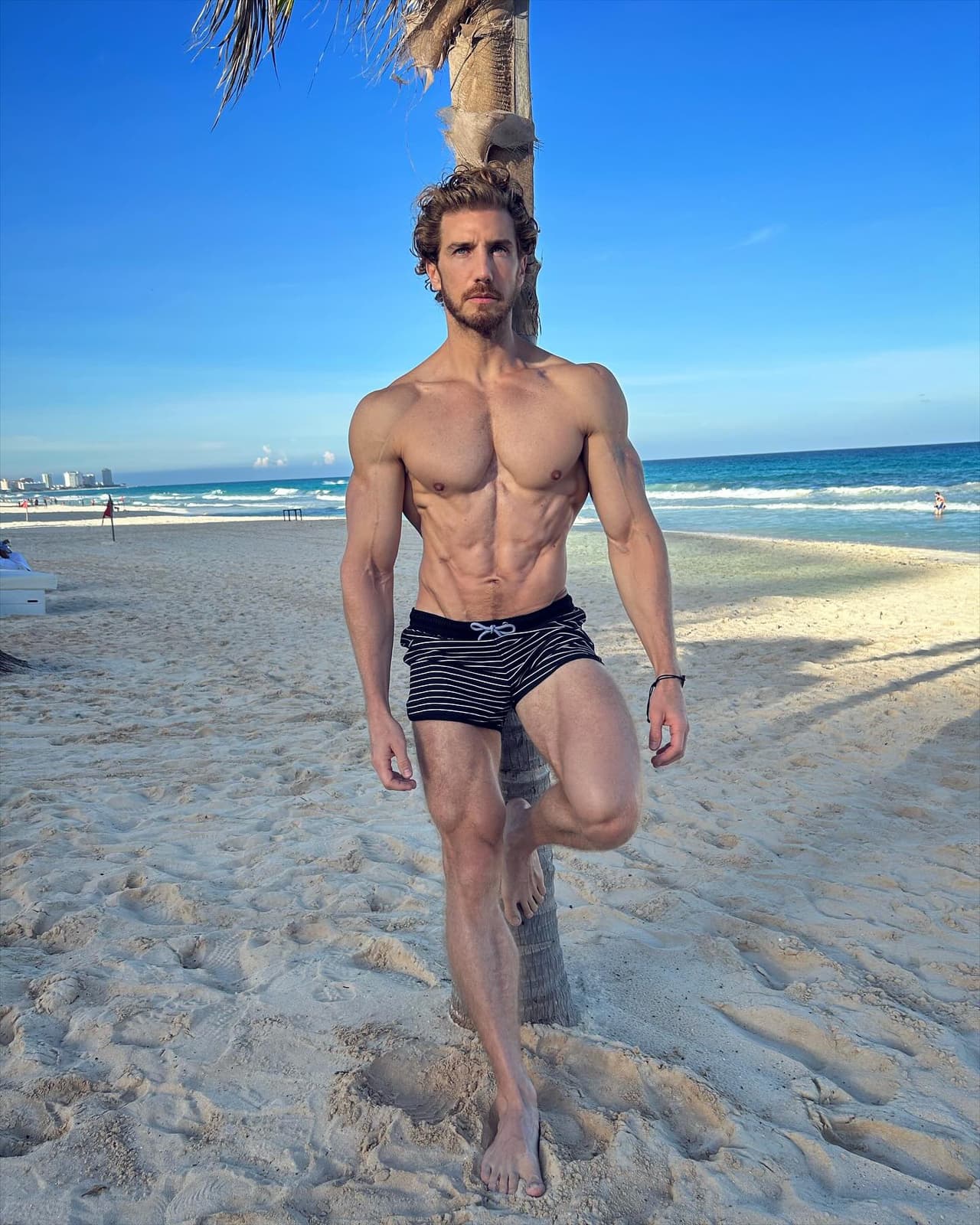 El actor presume su musculatura en Instagram.