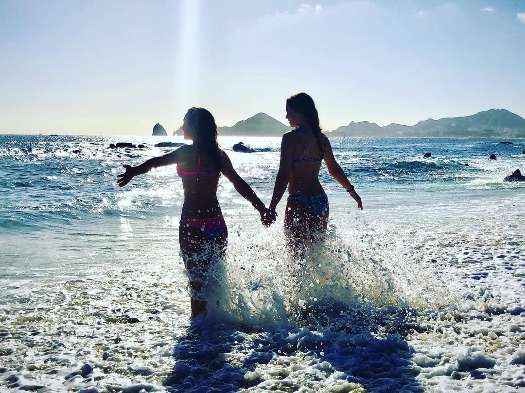 Aunque es poco común que Nina comparta imágenes en bikini. A inicios de 2019, la segunda hija de Andrea Legarreta publicó detalles del viaje que realizaron a Los Cabos, donde demostró que es igual de bella que su mamá y hermana mayor.