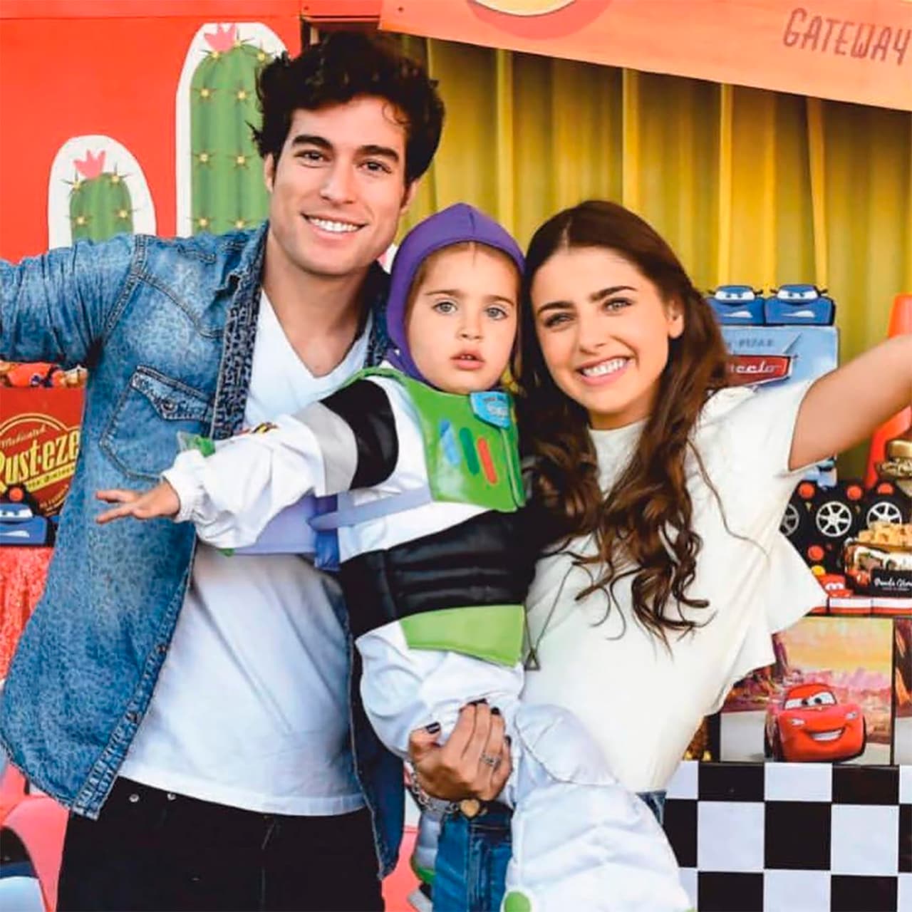 Entre tareas del hogar y ejercicio, así pasan la cuarentena Michelle Renaud y su hijo con Danilo