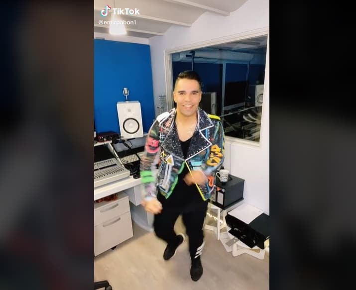 Uno de los rincones en los que más tiempo pasa Emir Pabón es en el estudio de grabación, el cual además de contar con el equipo necesario, conserva la decoración en blanco y solo cuenta con una pared en tono azul.