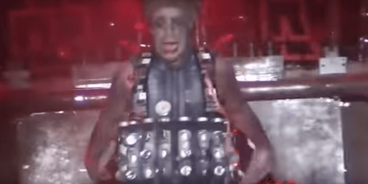 En una ocasión, el vocalista apareció con explosivos pegados a su cuerpo mientras la banda tocaba "Zerstören" en Rusia. Dicho acto fue motivo de críticas debido a que para muchos fue un recordatorio a actos terroristas.