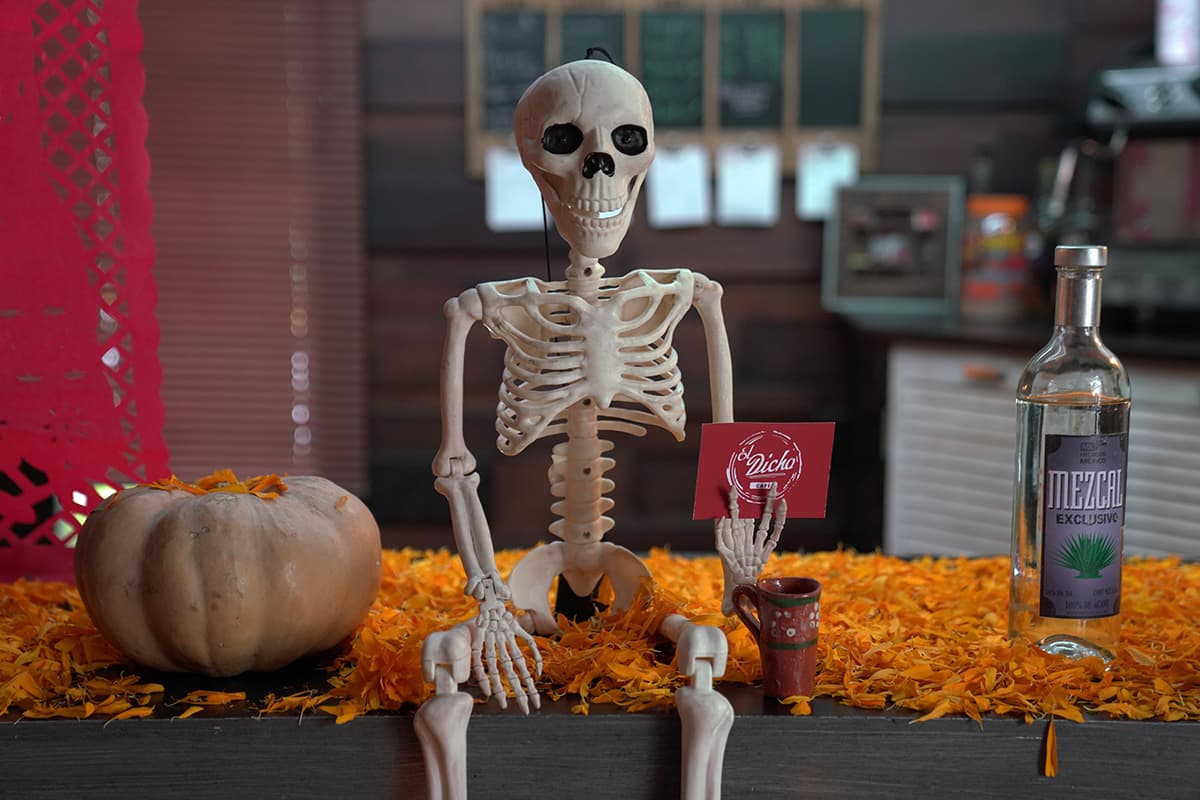 El Café 'El Dicho' decidió celebrar las tradiciones del Halloween y Día de muertos para conmemorar las fechas del 31 de octubre, 1 y 2 de noviembre.