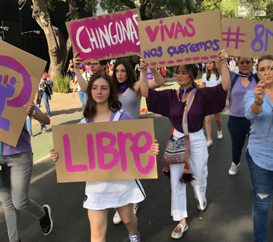 Andrea Legarreta, junto a sus hijas Mia y Nina, se sumaron a la marcha del 8M
