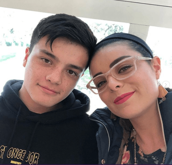 A pesar de no haber obtenido el hogar que siempre había soñado, Violeta sacó adelante sola a su hijo y formó un hogar de dos.“En algún momento no querían que yo hablara de que era mamá para no romper la magia de la chavita. Y yo dije: ‘están pero mal, no dejo de ser una actriz, que fuera de su trabajo tiene una vida y mi vida es mi hijo’”, recordó en entrevista para Las Estrellas.