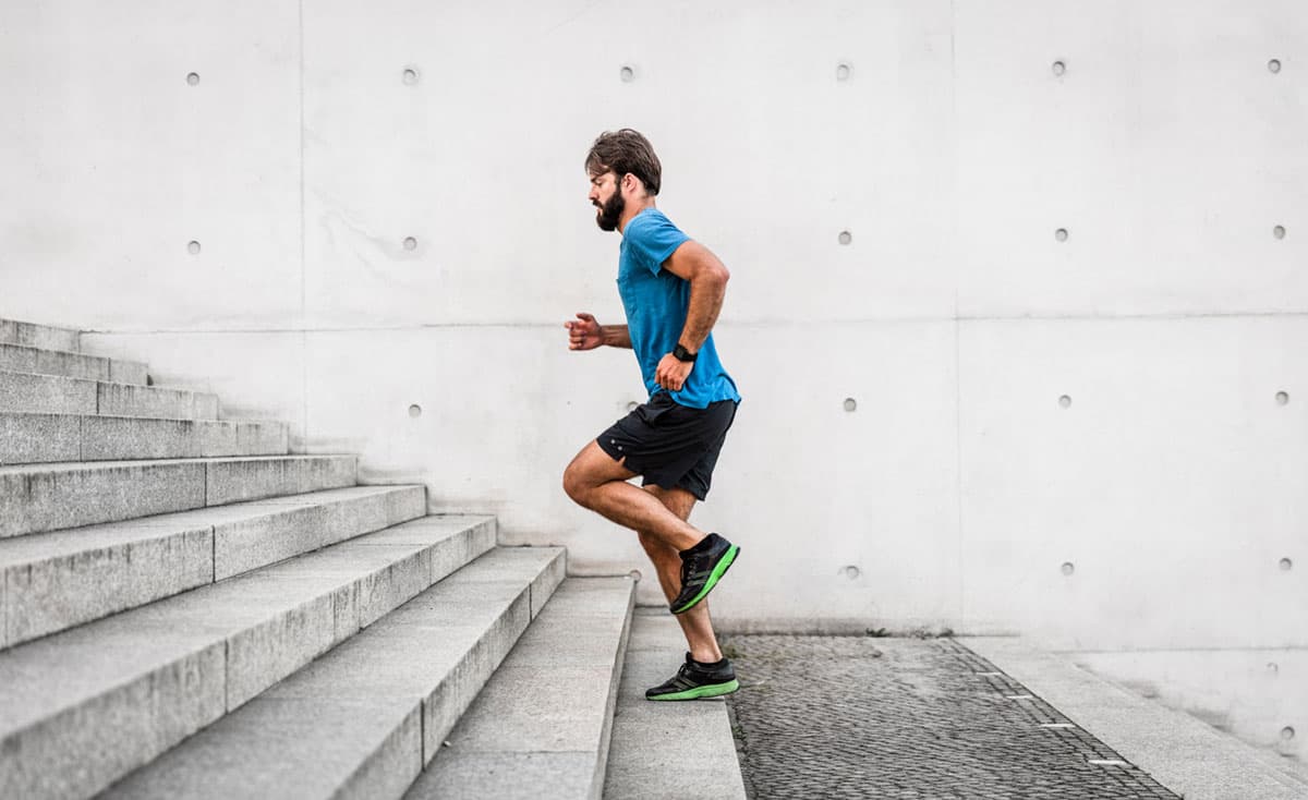 Puedes bajar y subir escaleras, ejercicio que ayudará a acelerar el metabolismo, activar el cuerpo, oxidar la grasa y quemas calorías. Se recomienda hacerlo mínimo por 15 minutos para que sea efectivo y veas resultados.