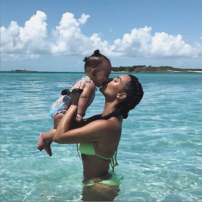En septiembre de 2018, Kim Kardashian se fue de vacaciones con su familia y publicó en Instagram una imagen en la que besa a su hija Chicago en la boca, mostrando además el paradisíaco lugar donde se encontraban.