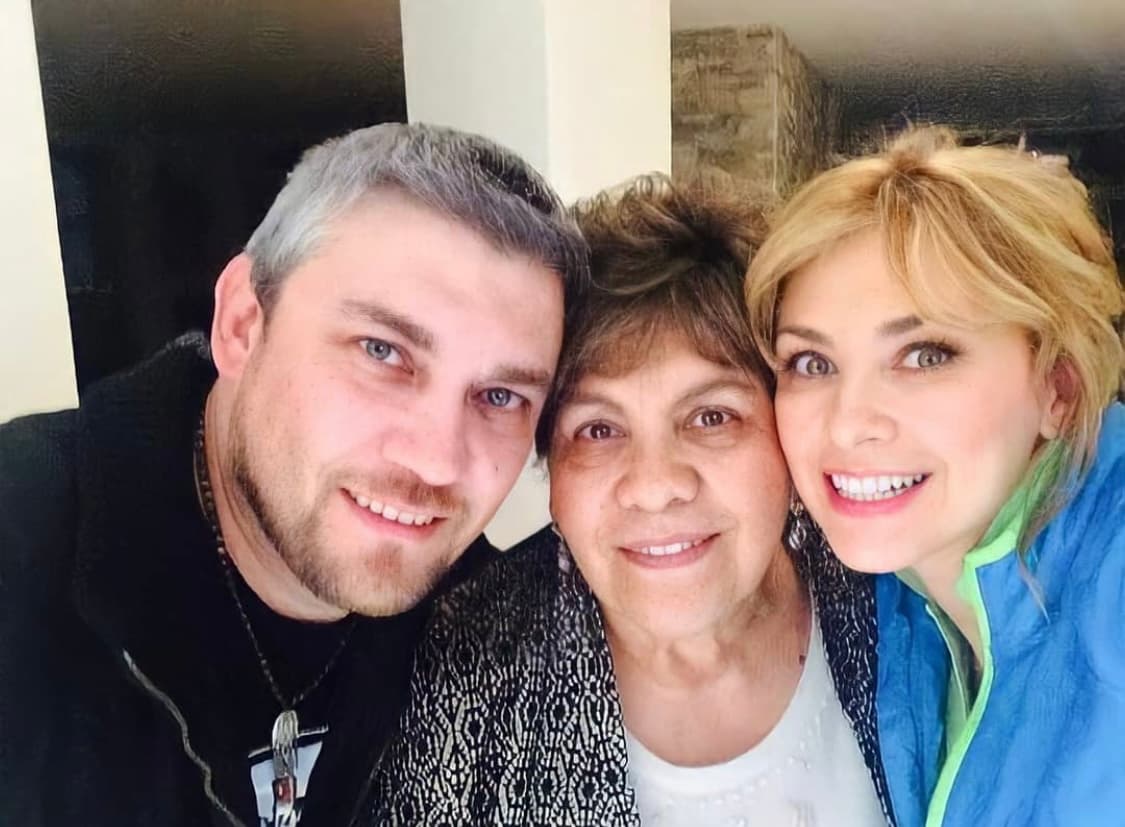 Incluso, aunque él no se dedique como tal al mundo de el entretenimiento como su famosa hermana, pues es médico de profesión, y en concreto, se dedica a la estética, como lo ha mostrado en sus redes sociales.