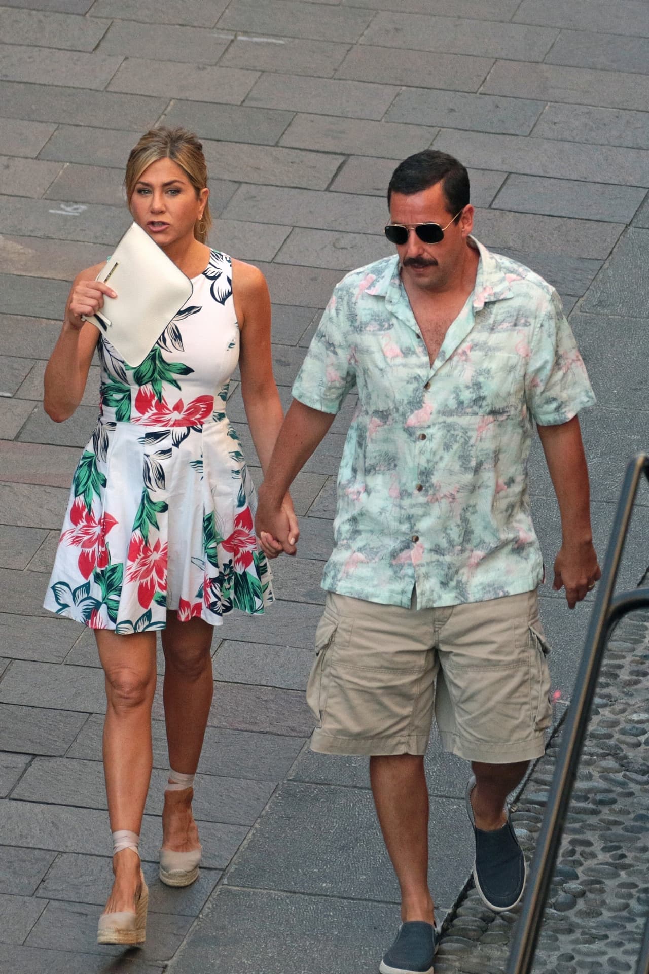 Mientras que Sandler probó en esta ocasión un bigote para su personaje
