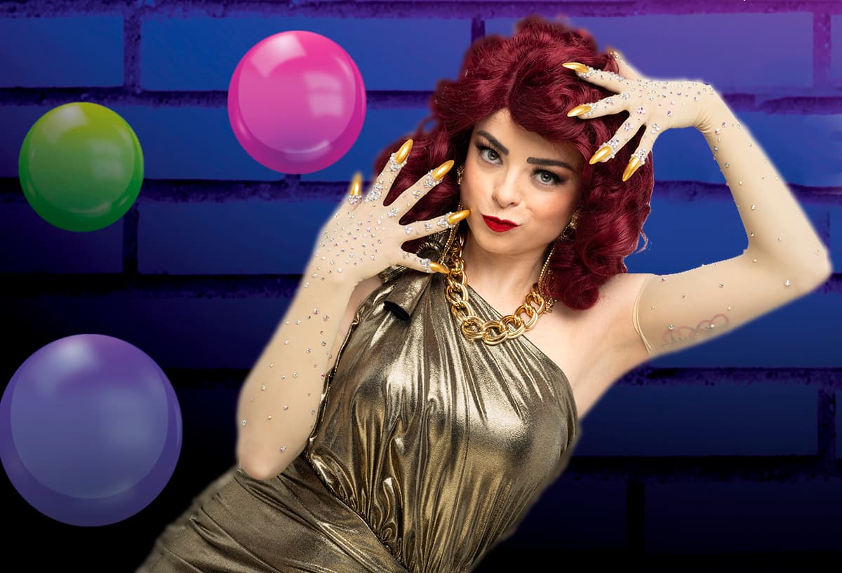 Violeta Isfel es Xiomara Feng shui, una vedette de medio pelo, pero eso sí, de alta dignidad. Ella actúa como si trabajara en Las Vegas, labora todas las noches en el congal 'La Bomba'. Es la dramática del grupo que siempre se tira para que todos la levanten.
<br>