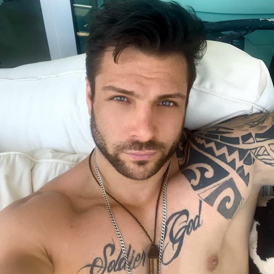 Nicola Porcella ya tiene corrido y hasta lo baila con Wendy en videoclip de famoso cantante