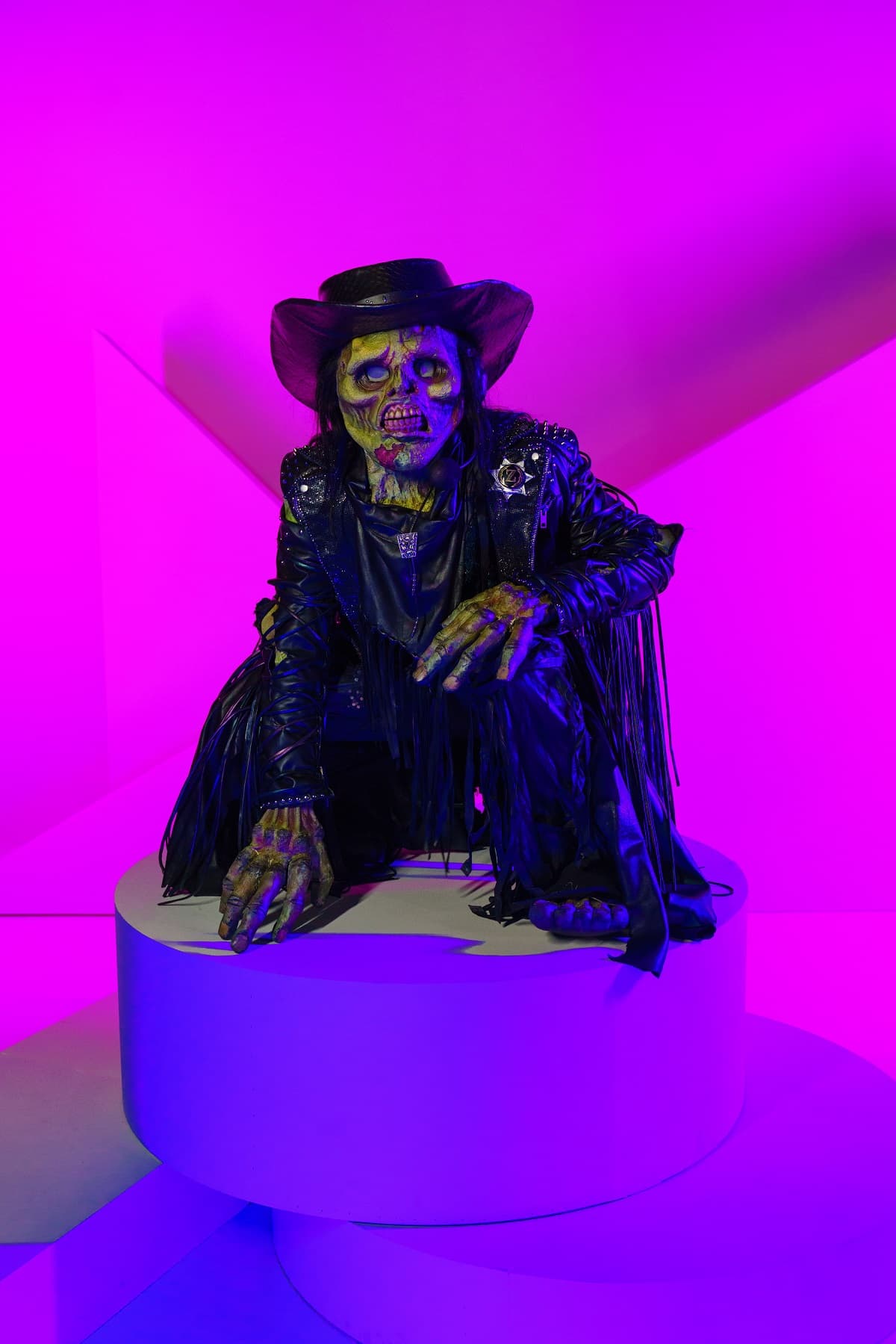 Jinete es el habitante de un pueblo fantasma del Oeste en el que todos los habitantes son zombies. Jinete es el sheriff, pero en realidad siempre quiso ser cantante. Así que demostrará su talento en el escenario.