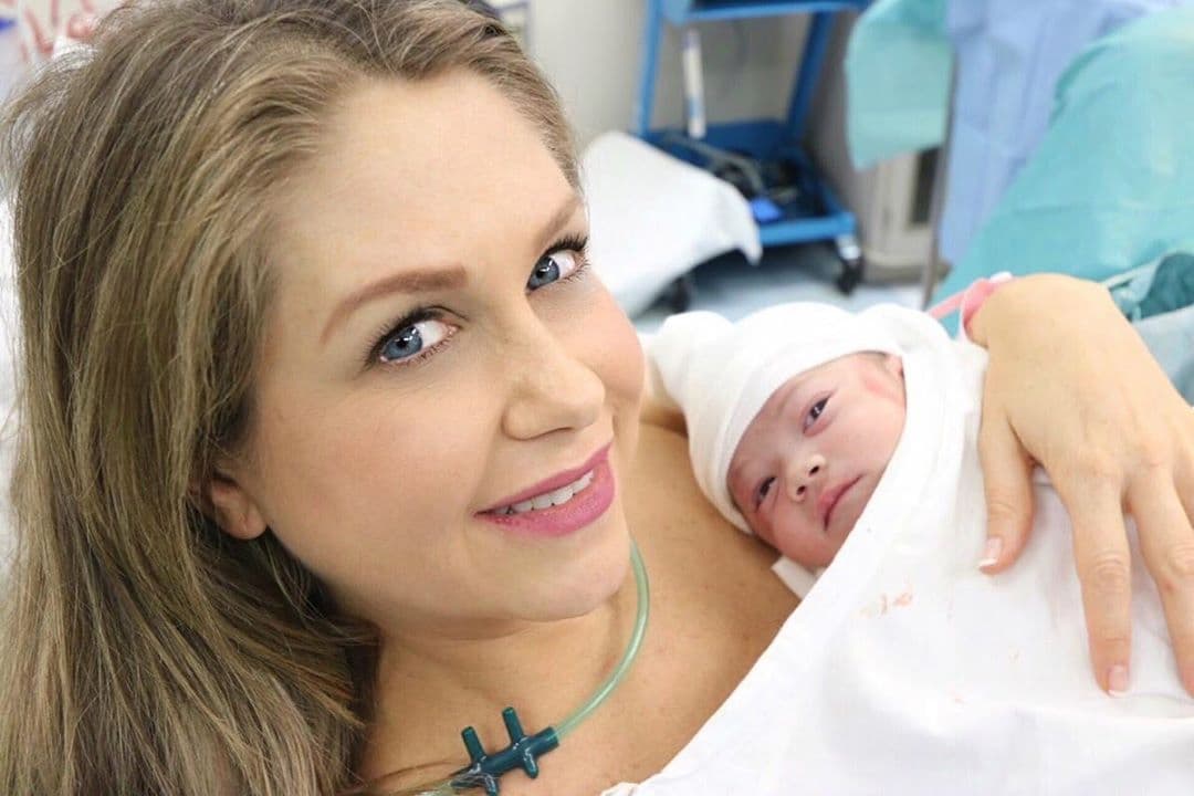Martina nació el 21 de mayo de 2019 y la primera foto de la bebé fue publicada 4 días después. "Este es el instante en que Martina llegó a este mundo, esta guerrera aguantó 13 horas de trabajo de parto, nunca dejó de luchar para llegar, no puedo describir el sentimiento de verla por primera vez, vuelvo a ver la foto y lloro otra vez. ¡Nació el amor de mi vida!. Gracias @rodrigo_luque por estar a mi lado y por esta foto del mejor momento de la vida”, dijo.