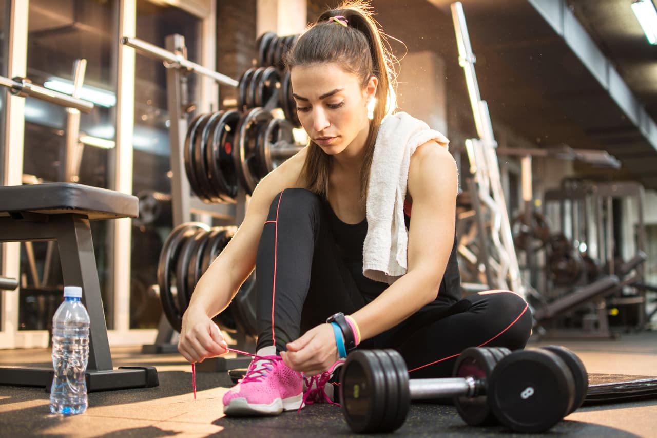 Cinco cosas que no debes llevar al gimnasio