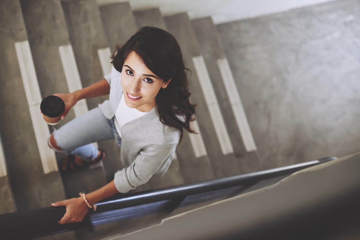 Realiza ejercicio. Si eres de las personas que no tienen tiempo, puedes moverte subiendo por las escaleras y caminando a los lugares más cercanos.