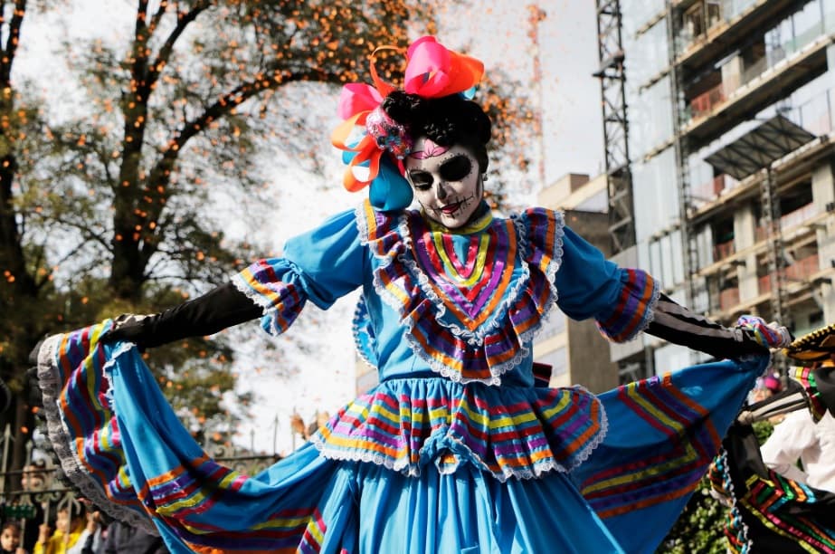 El Desfile Internacional de Día de Muertos espera llegar al Ángel de la Independencia a las 5 de la tarde.