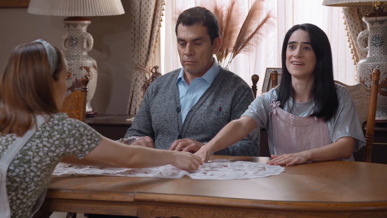 Así que con ayuda de 'Romina' y el apoyo de 'Vicente', 'María' le marca a su abuelo.