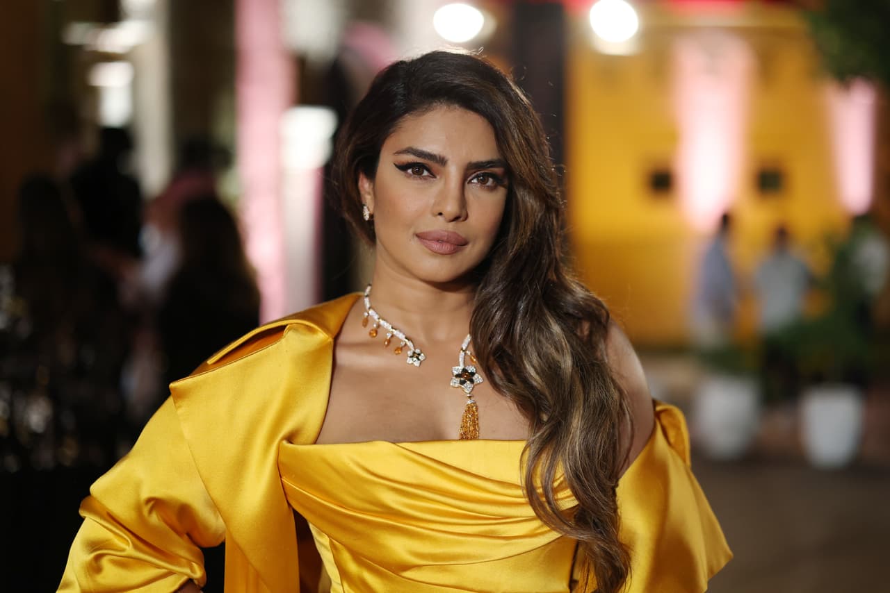Priyanka Chopra posa junto a su hija Malti, ¡ambas en el color en tendencia!