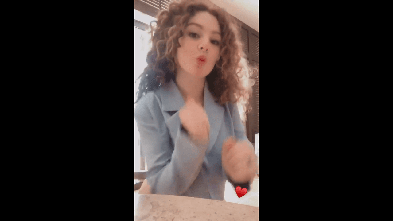 En dichas imágenes, la actriz de telenovelas como ‘Like La Leyenda’ cambió un poco su atuendo y en lugar del top transparente, portó un saco corto en color azul.