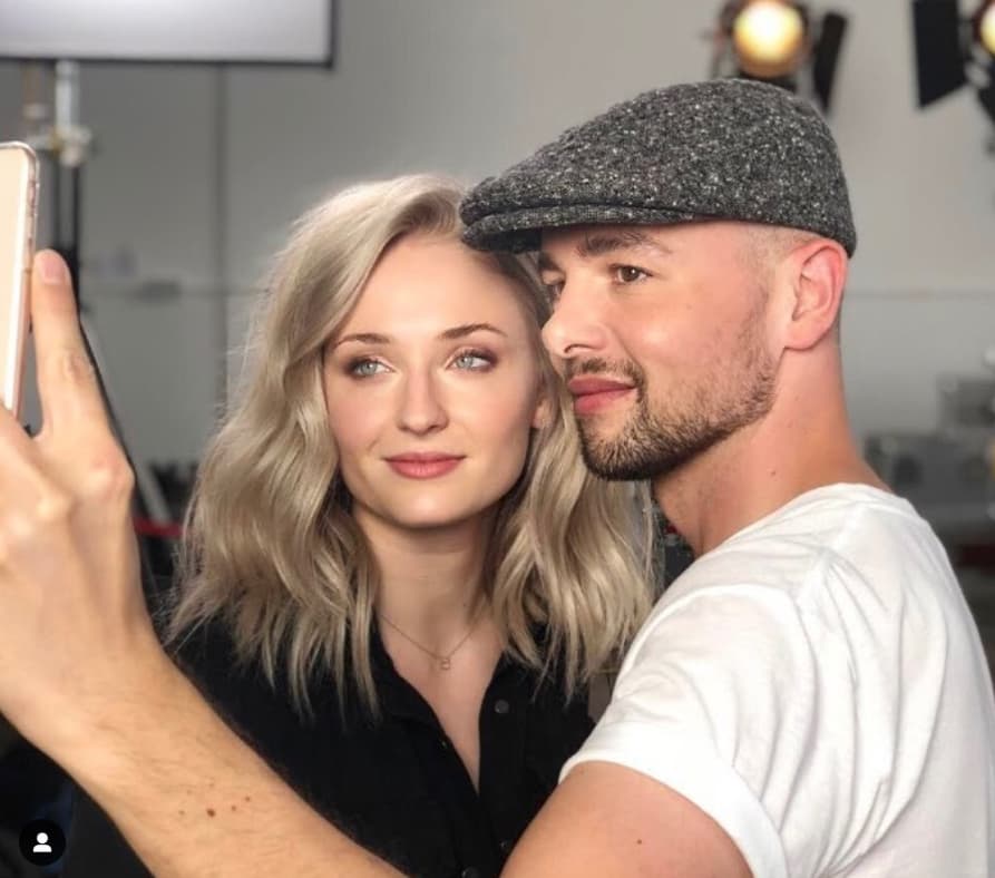 Sophie Turner, estrella de ‘Game of Thrones’ se despidió de su larga cabellera rubia para lucir un long bob platino, look que le han aplaudido sus admiradores a través de las redes sociales.
