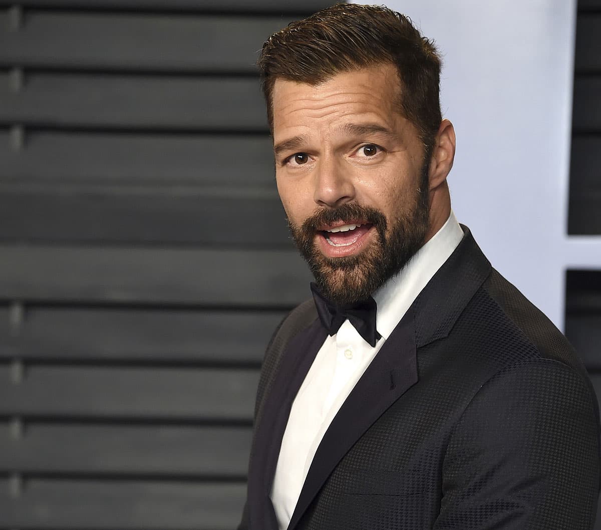 Ricky Martin reaparece irreconocible en entrevista; ¿se hizo algo en el rostro?