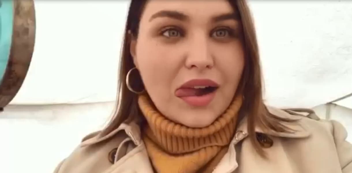 Pidiendo recomendaciones para ver algo nuevo en paltaformas de streaming, la actriz y modelo, Estefanía Villareal se dejó ver también al natural: “día 27, ya terminé de ver mi lista de Netflix, recomiéndenme algo novedosón. Los leo”.