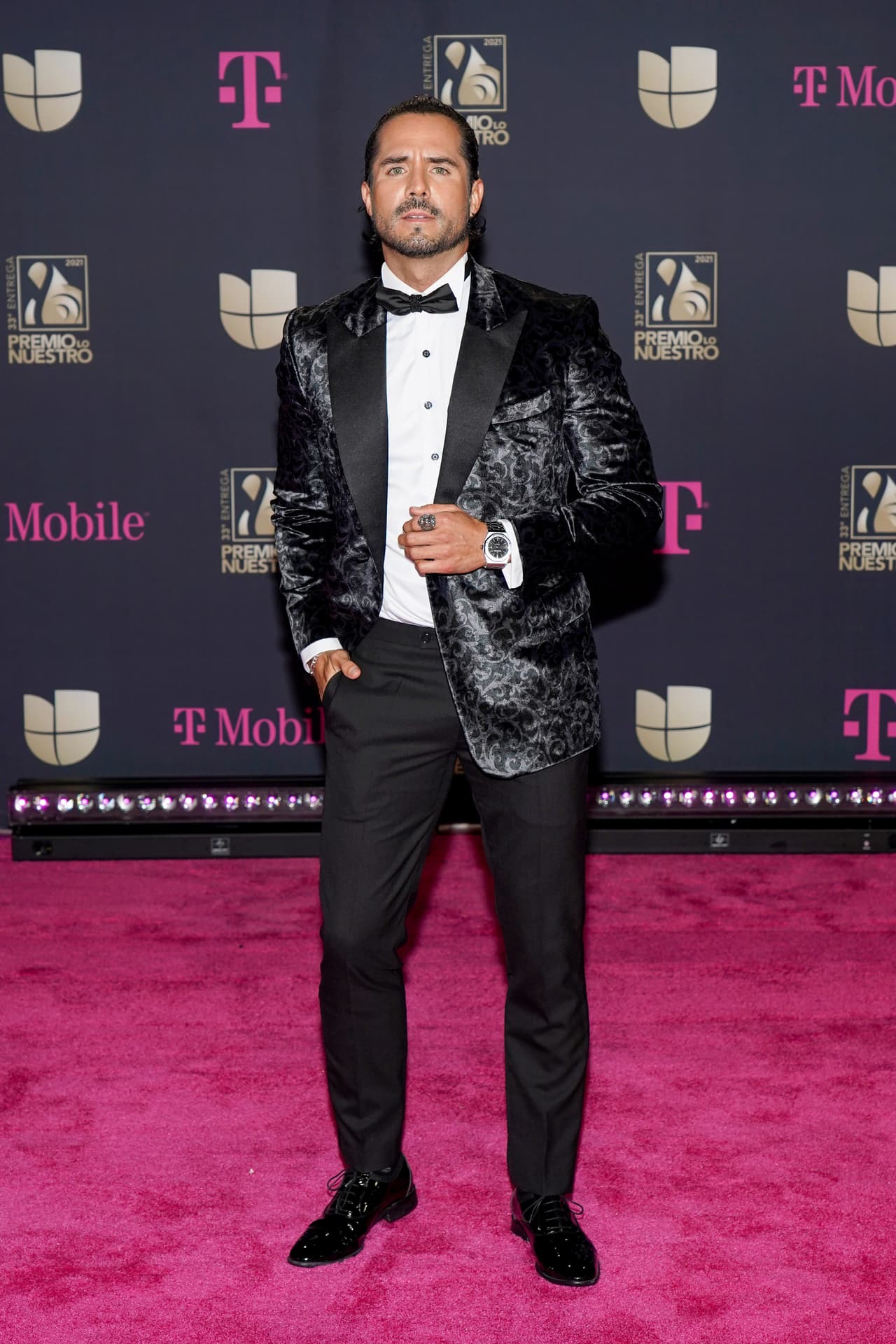 El actor mexicano José Ron también fue de los primeros en llegar al evento, pues al lado de Yuri y Chiquinquirá Delgado será uno de los maestros de ceremonia de Premios Lo Nuestro 2021. Ron se dejó ver muy elegante con un esmoquin negro con detalles plateados en el saco.
