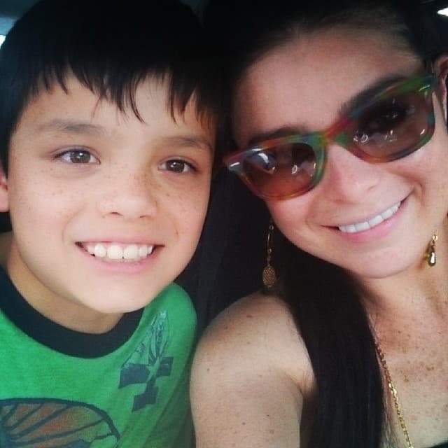 “Lo voy a decir una vez más, o sea, lo he dicho varias veces. Ni sé quién es mi papá y no me importa; así que les agradecería que me dejaran de preguntar por ese bastardo que no conozco”, sentenció en su live.
