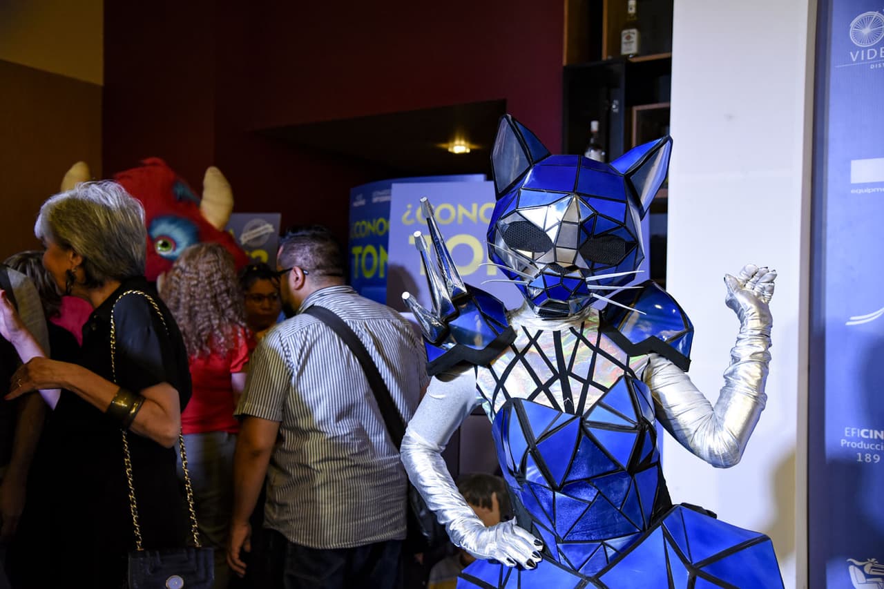 Gato y Monstruo, dos celebridades que están detrás de los disfraces que aparecerán en ¿Quién es la Máscara?, se robaron la atención durante la alfombra roja de la película ¿Conoces a Tomás? al arribar sorpresivamente a este evento.