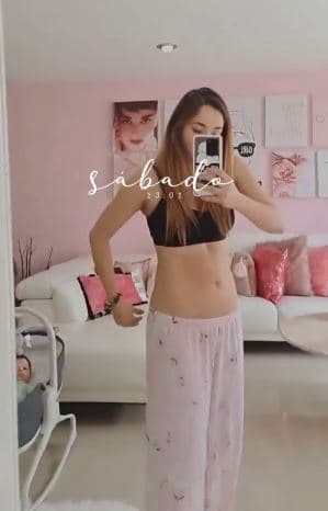 La estrella de televisión de 34 años detalló su nuevo aliado en la alimentación luciendo un top negro y la parte inferior del pijama, dejando así al descubierto el resultado en su vientre.