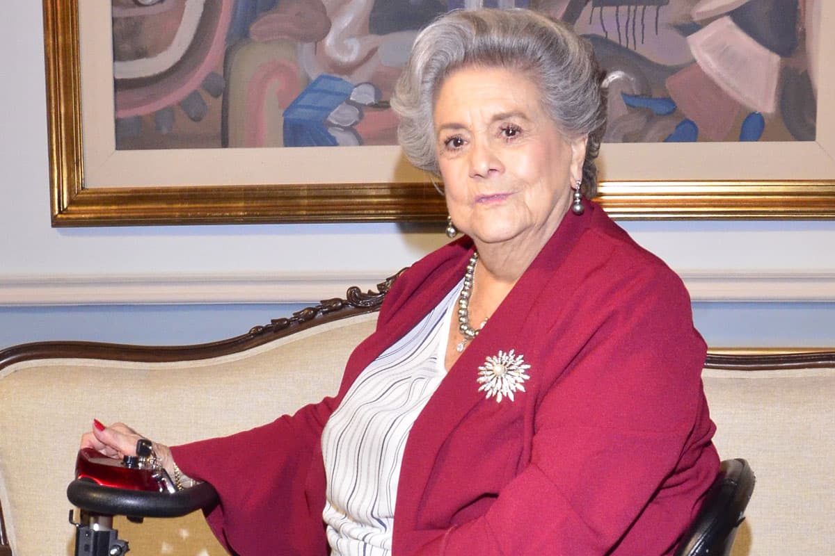 La primera actriz Queta Lavat regresa a la televisión como "Juana", la mamá de “Carlos”.