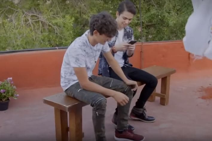 'Temo' le confiesa a 'Diego' los sentimientos que empieza a tener por 'Aris', con quien cada vez tiene una relación más cercana.
