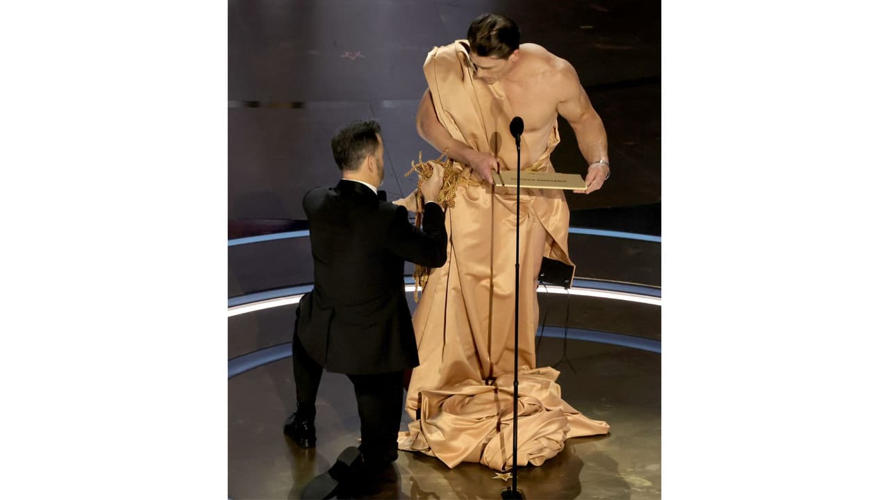 Jimmy Kimmel 'vistiendo' a John Cena en los Premios Oscar 2024.