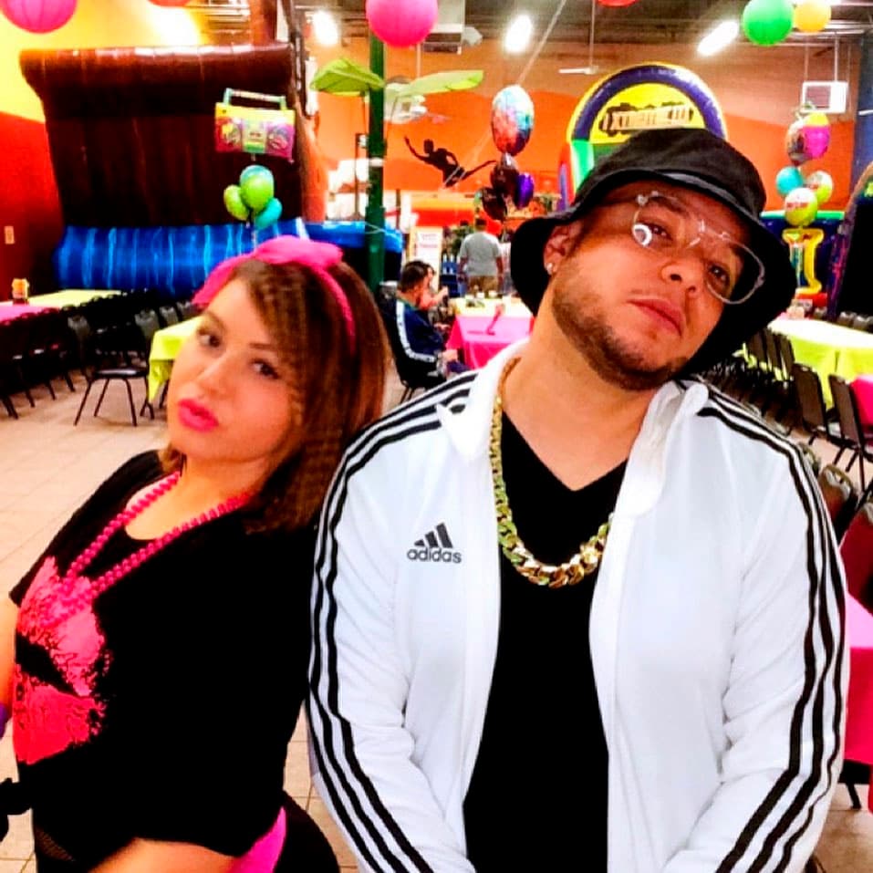 De acuerdo con Univisión, Chiquis y Lorenzo comenzaron su relación en septiembre de 2016, aunque la hicieron oficial un año después. Aunque decidieron darse un tiempo en junio de 2017, los cantantes retomaron su romance y llegaron al altar el 29 de junio de 2019.