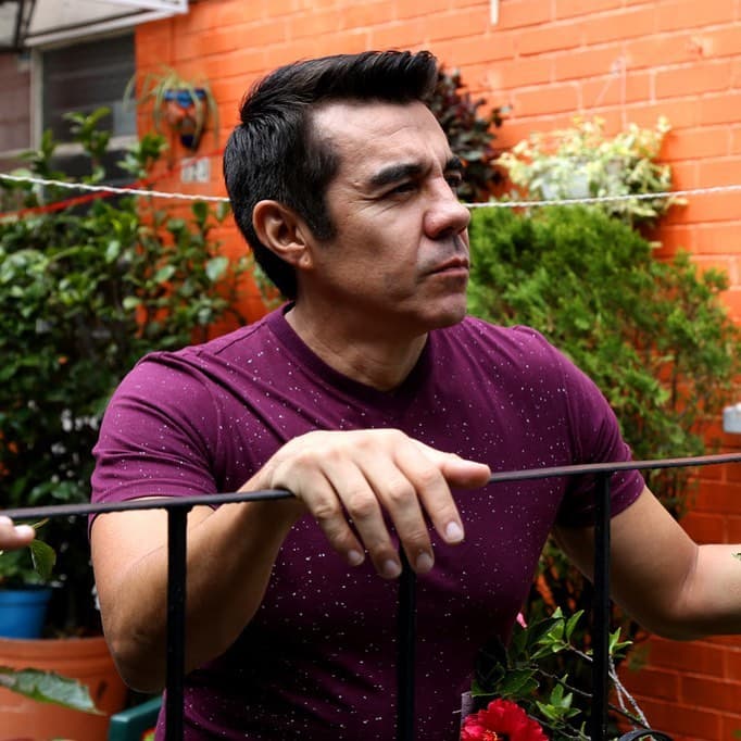 Adrián Uribe se considera una persona que tiene resiliencia y que ante las vicisitudes no se deja caer. “Nunca me he tirado al drama, desde niño, mi sentido y mi carácter siempre, aunque había cosas dolorosas, siempre las evadía”, dijo en entrevista con Televisa Espectáculos.