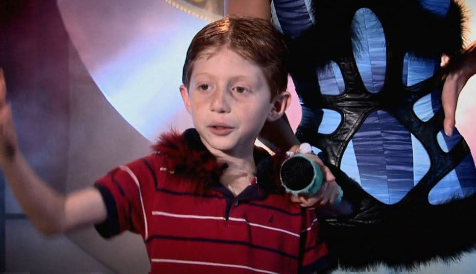 En el 2006 realizó un crossover en 'La Familia P. Luche' como el contrincante de 'Junior' en el reality 'Niños de oro'.