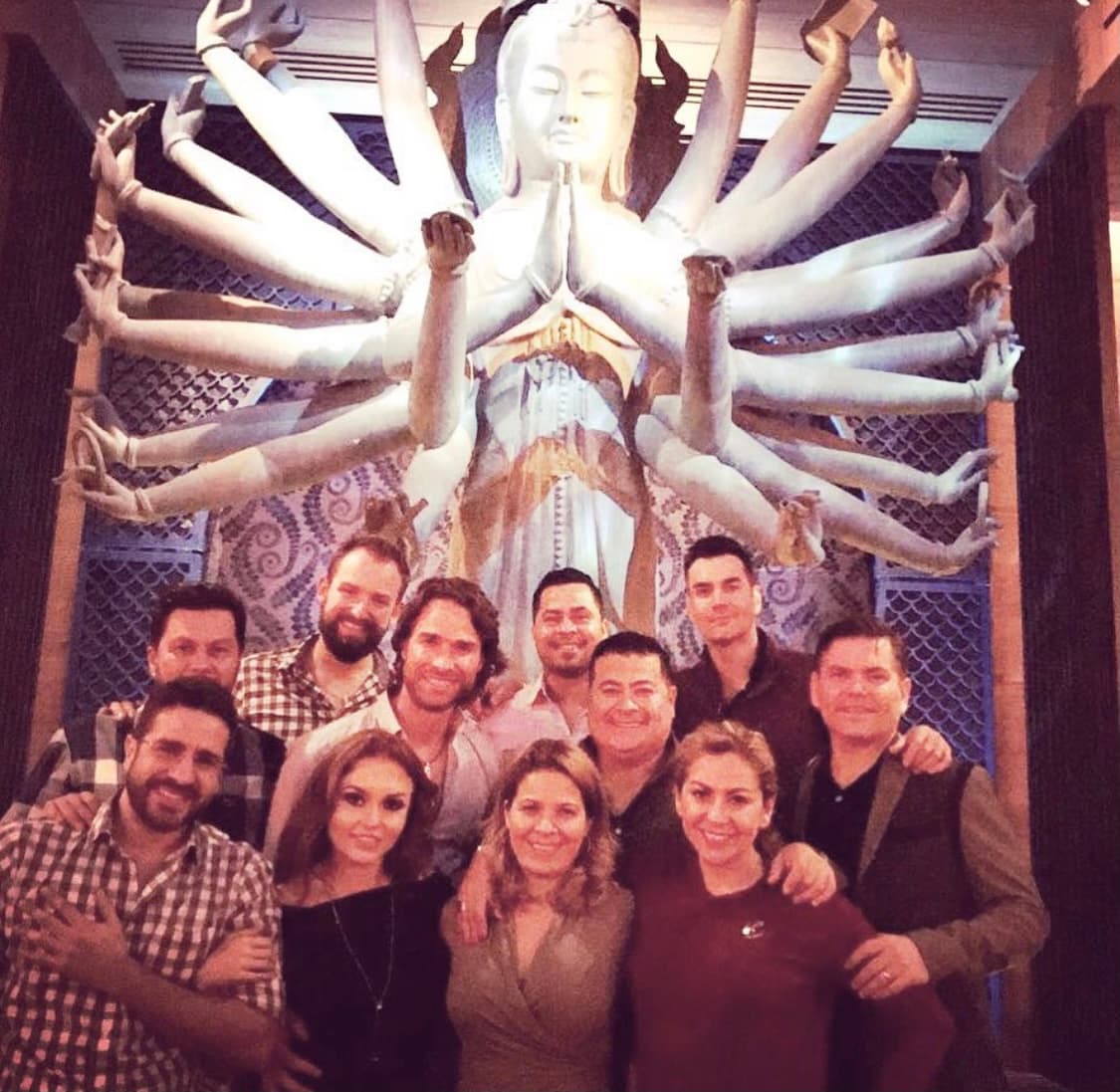 Además, Arnaud también ha formado parte de la vida de la actriz, acompañándola y conviviendo con su círculo de amigos y compañeros más cercanos, como se puede apreciar en esta fotografía donde también aparece su pareja, el actor Sebastián Rulli.